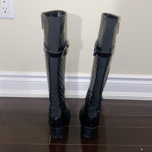 Cool low heel Tahari black boot - Picture 3 of 7